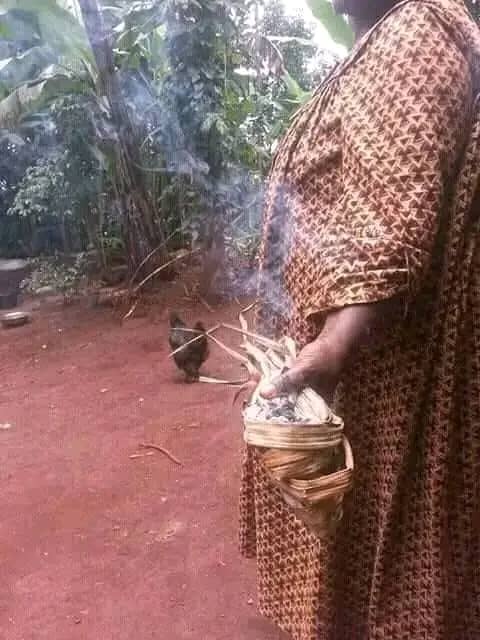 Le «Tchouop» : quand la chimie de nos grand-mères guérissait la mémoire de la terre par Malla Kenmeugne